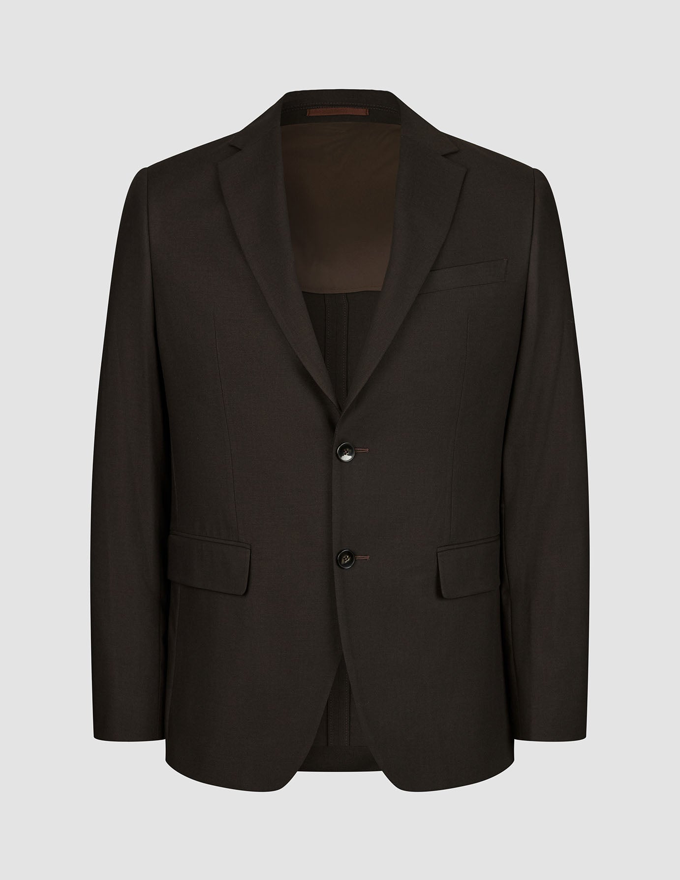 Motion Blazer Slim Cognac: ein dunkelbrauner Blazer mit 360°-Stretch, zwei Knöpfen, einem fallendem Revers und Pattentaschen im minimalistischen skandinavischen Design.