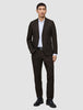 Ein Mann in einem Motion Blazer Slim Cognac, einem weißen Hemd und schwarzen Anzugschuhen, die das klassische skandinavische Design widerspiegeln.