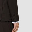 Nahaufnahme eines braunen Ärmels des Motion Blazer Slim Cognac mit vier schwarzen Knöpfen am Ärmelbund und einem darunter sichtbaren weißen Hemdärmelbund.