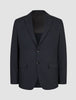 Ein marineblauer Motion Blazer Slim Midnight Blue mit Zweiknopf-Slim-Fit-Schnitt, 360°-Stretch-Material und fallendem Revers im klassischen skandinavischen Design.