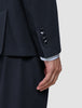 Nahaufnahme des Ärmels des Motion Blazer Slim Midnight Blue aus 360°-Stretch-Material, mit vier Knöpfen am Ärmelbund und einem gestreiften Hemdsärmel darunter.