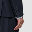 Nahaufnahme des Ärmels des Motion Blazer Slim Midnight Blue aus 360°-Stretch-Material, mit vier Knöpfen am Ärmelbund und einem gestreiften Hemdsärmel darunter.