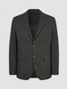 Motion Blazer Slim Pepper Grey: ein dunkelgrauer Herrenblazer mit 360°-Stretch, gekerbtem Revers, zwei Knöpfen und Pattentaschen im minimalistischen skandinavischen Design.