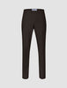 Motion Suit Pants Regular Cognac – dunkelbraune Hose mit Knopfverschluss, Bügelfalten vorne und 360°-Stretch-Passform.