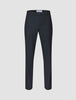 Die Motion Suit Pants Regular Midnight Blue sind dunkelblaue, taillierte Hosen mit geradem Schnitt, 360°-Stretch-Material und einem geknöpften Bund.