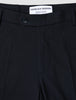 Nahaufnahme einer atmungsaktiven, dunkelblauen Motion Suit-Hose in Regular-Passform in Mitternachtsblau mit 360°-Stretch, Knopfverschluss und einem Innenetikett mit der Aufschrift Shaping New Tomorrow, Scandinavian Design und Handmade in Portugal.