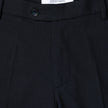 Nahaufnahme einer atmungsaktiven, dunkelblauen Motion Suit-Hose in Regular-Passform in Mitternachtsblau mit 360°-Stretch, Knopfverschluss und einem Innenetikett mit der Aufschrift Shaping New Tomorrow, Scandinavian Design und Handmade in Portugal.