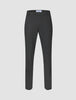 Hose Motion Suit in der Farbe Pepper Grey in regulärer Passform mit 360°-Stretch, einem Bund mit Knopfverschluss und einer Bügelfalte an der Vorderseite des Beins.