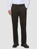 Eine Person, die ein weißes Hemd, eine Motion Suit-Hose in der Passform Relaxed in der Farbe Cognac und dunkelbraune Slipper trägt.