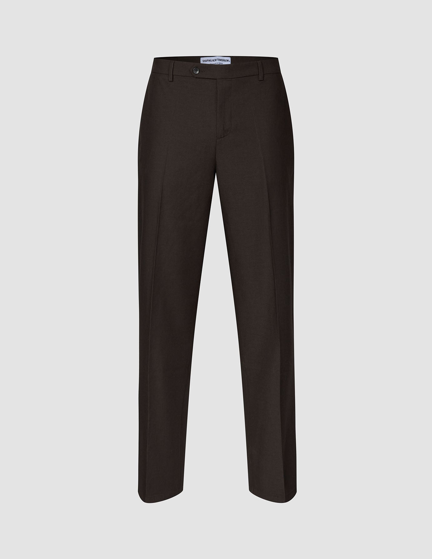 Motion Suit Hose Relaxed Cognac in Dunkelbraun mit lockerer Passform und einer klaren, gebügelten Bügelfalte an jedem Hosenbein.