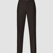 Motion Suit Hose Relaxed Cognac in Dunkelbraun mit lockerer Passform und einer klaren, gebügelten Bügelfalte an jedem Hosenbein.