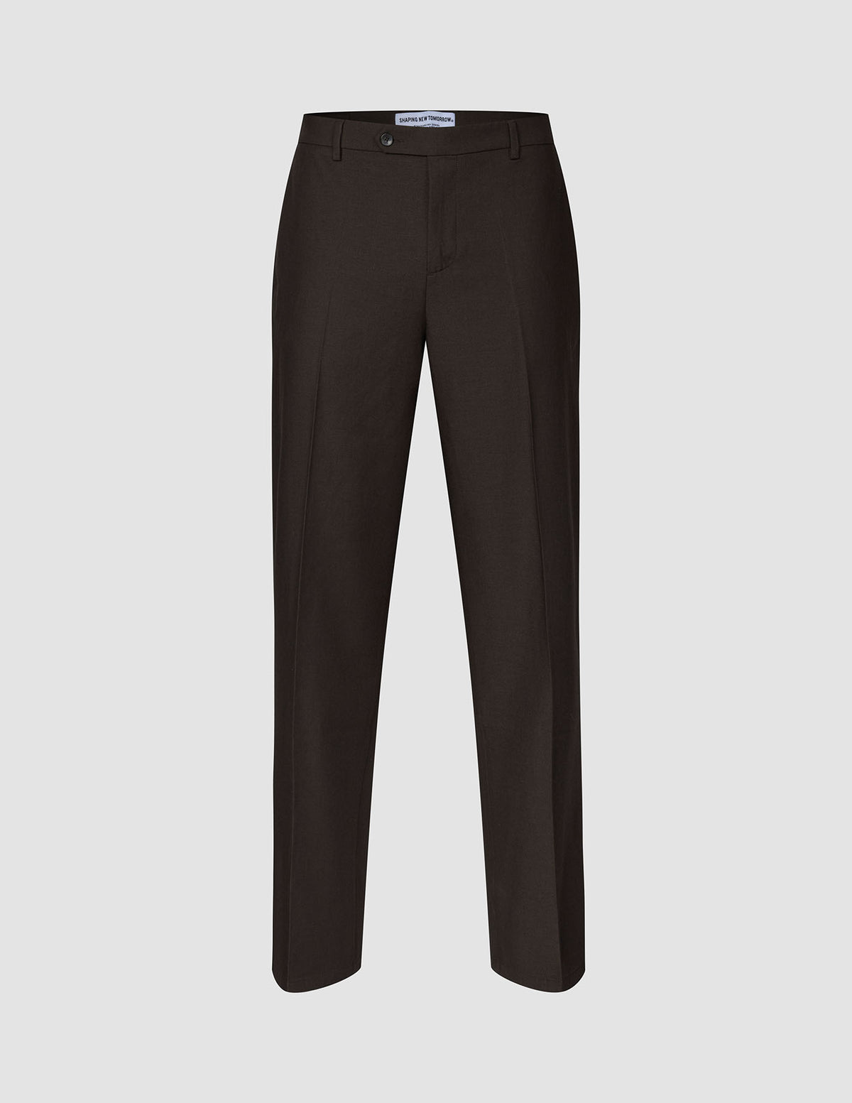 Motion Suit Hose Relaxed Cognac in Dunkelbraun mit lockerer Passform und einer klaren, gebügelten Bügelfalte an jedem Hosenbein.