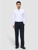 Ein Mann, der ein weißes Hemd und eine dunkelblaue Motion Suit-Hose im Relaxed-Schnitt in der Farbe Midnight Blue trägt.