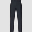Motion Suit Hose Relaxed Midnight Blue in Dunkelblau mit Knopfleiste und geradem Beinschnitt.