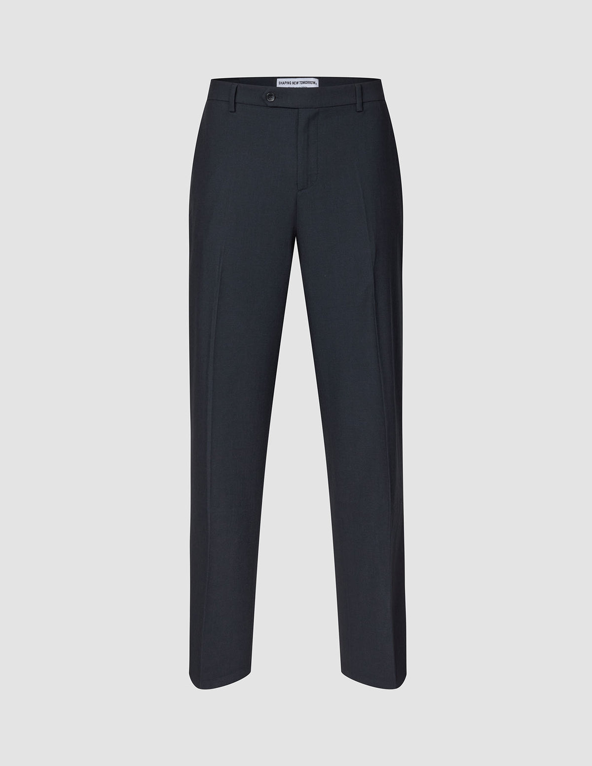 Motion Suit Hose Relaxed Midnight Blue in Dunkelblau mit Knopfleiste und geradem Beinschnitt.