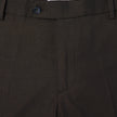 Nahaufnahme der braunen Motion Suit-Hose Slim Cognac mit 360°-Stretch, Ein-Knopf-Verschluss und Markenlabel am Bund.
