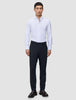 Ein Mann, der ein weißes Hemd und eine dunkelblaue, schmal geschnittene Motion Suit Pants Slim Midnight Blue trägt.