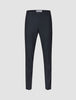 Motion Suit Pants Slim Midnight Blue – schmal geschnittene, marineblaue Anzughose mit 360°-Stretch und Knopfleiste vorne.