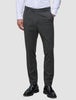 Eine Person, die ein weißes Hemd, eine Motion Suit-Hose in der Farbe Slim Pepper Grey und schwarze Leder-Loafer trägt.