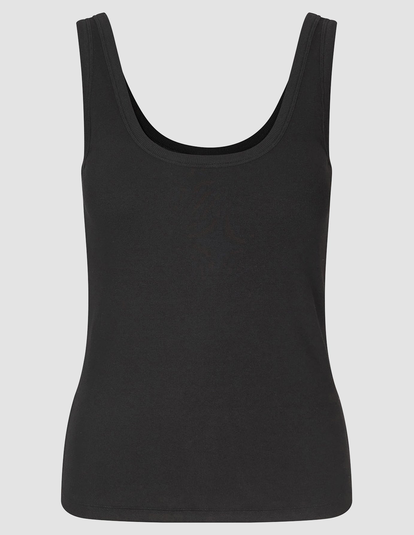 Ein schwarzes Rib-Tanktop mit U-Ausschnitt.