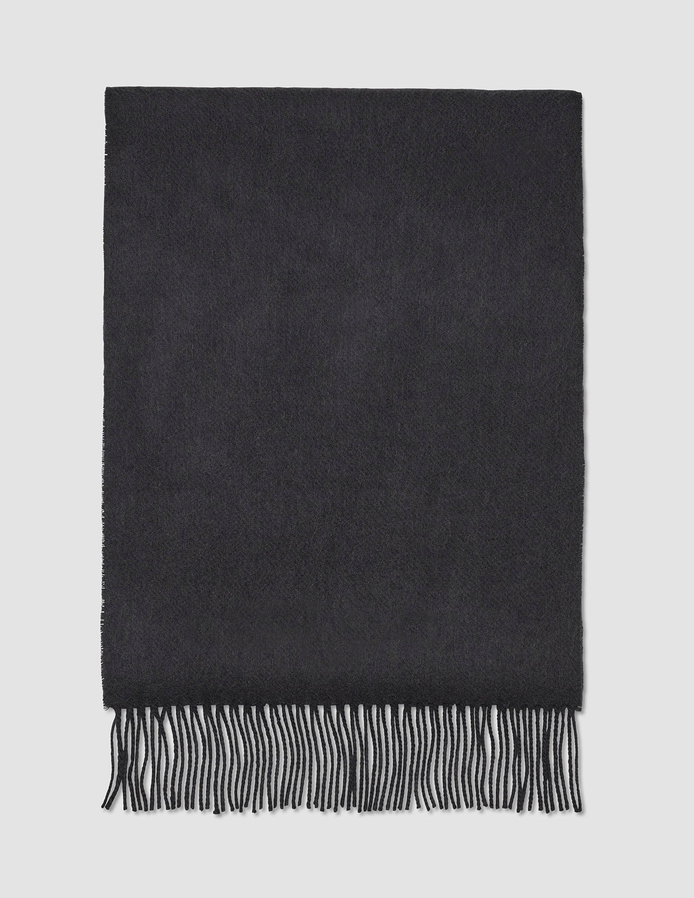Schal in Anthrazit Anthrazitfarbener, rechteckiger Wollschal mit Fransen im minimalistischen skandinavischen Design.
