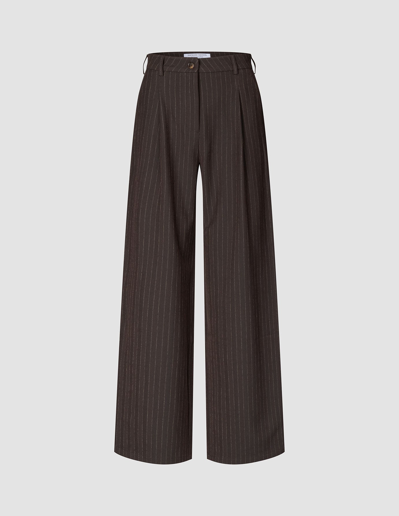 Dunkelbraune Serene Pants Wide Walnut Herringbone mit hoher Taille und weitem Bein, verziert mit feinen vertikalen Nadelstreifen im minimalistischen skandinavischen Design.