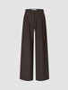 Dunkelbraune Serene Pants Wide Walnut Herringbone mit hoher Taille und weitem Bein, verziert mit feinen vertikalen Nadelstreifen im minimalistischen skandinavischen Design.