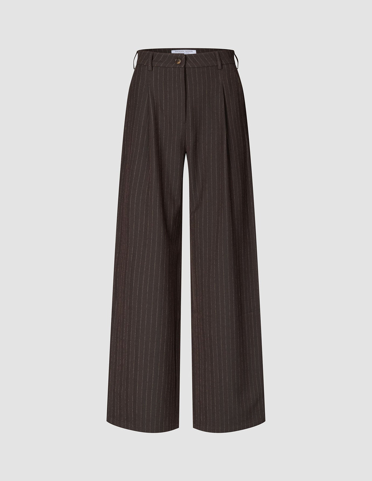 Dunkelbraune Serene Pants Wide Walnut Herringbone mit hoher Taille und weitem Bein, verziert mit feinen vertikalen Nadelstreifen im minimalistischen skandinavischen Design.