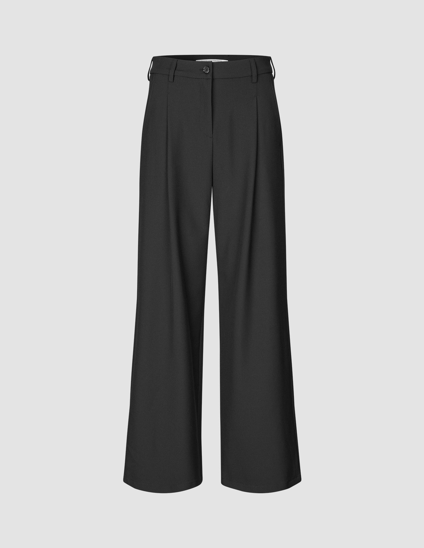 Serene Hose Wide Black mit weitem Beinschnitt, Knopfverschluss und Falten auf der Vorderseite.