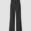 Serene Hose Wide Black mit weitem Beinschnitt, Knopfverschluss und Falten auf der Vorderseite.