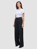 Eine Frau trägt ein weißes T-Shirt und die Serene Pants Wide Black – eine Hose mit weitem Bein und hoher Taille im minimalistischen, skandinavischen Design.