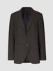 Zeitloser, schmal geschnittener Wollblazer in Dunkelbraun mit Karomuster: dunkelbrauner, schmal geschnittener Blazer mit Zweiknopfverschluss, fallendem Revers und dezentem Hahnentrittmuster.