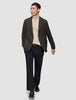Ein Mann, der einen dunkelbraunen, karierten Timeless Wool Blazer Slim über einem hellbraunen Rollkragenpullover, einer dunklen Hose und schwarzen Loafern trägt.