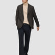 Ein Mann, der einen dunkelbraunen, karierten Timeless Wool Blazer Slim über einem hellbraunen Rollkragenpullover, einer dunklen Hose und schwarzen Loafern trägt.