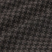 Nahaufnahme des Timeless Wool Blazer Slim Dark Brown Check, eines dunkelbraunen Blazers aus einem Wollgemisch mit feinem, strukturiertem Karomuster.