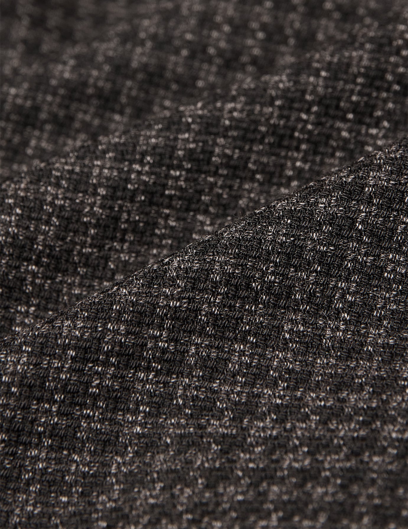 Nahaufnahme des Timeless Wool Blazer Slim Dark Brown Check, eines dunkelbraunen Blazers aus einem Wollgemisch mit feinem, strukturiertem Karomuster.