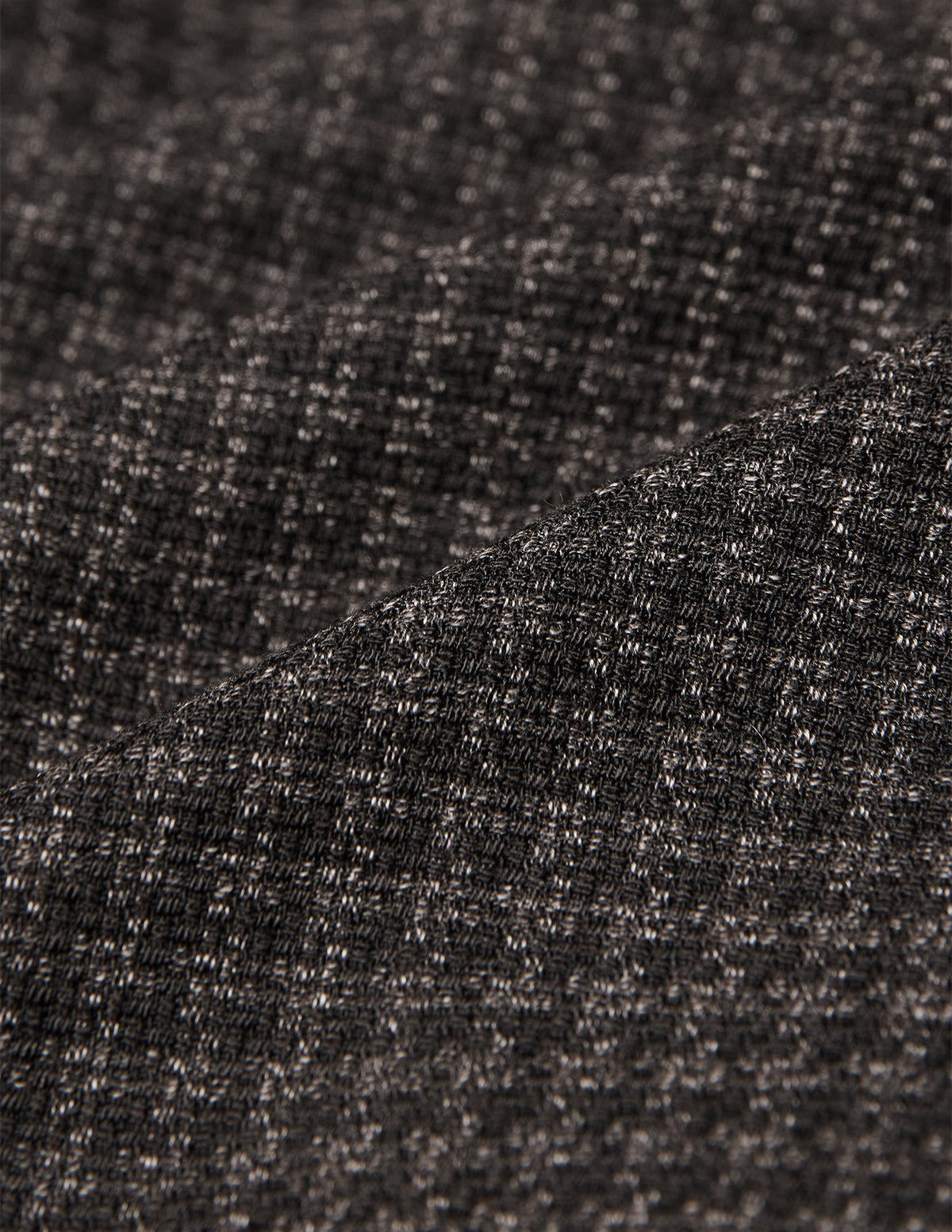Nahaufnahme des Timeless Wool Blazer Slim Dark Brown Check, eines dunkelbraunen Blazers aus einem Wollgemisch mit feinem, strukturiertem Karomuster.