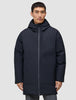 Ein Mann trägt eine schwarze Utility-Jacke mit Kapuze und Reißverschluss aus recyceltem Polyester.