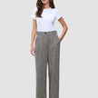Damenhose Ashryn Wide Domino Herringbone: eine hoch taillierte Hose mit weitem Bein aus grauem Bouclé-Stoff mit Fischgrätenmuster, kombiniert mit einem weißen T-Shirt.
