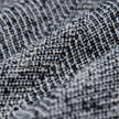 Nahaufnahme des strukturierten schwarz-weißen Fischgräten-Bouclé-Stoffs der Damenhose Ashryn Pants Wide Domino Herringbone.