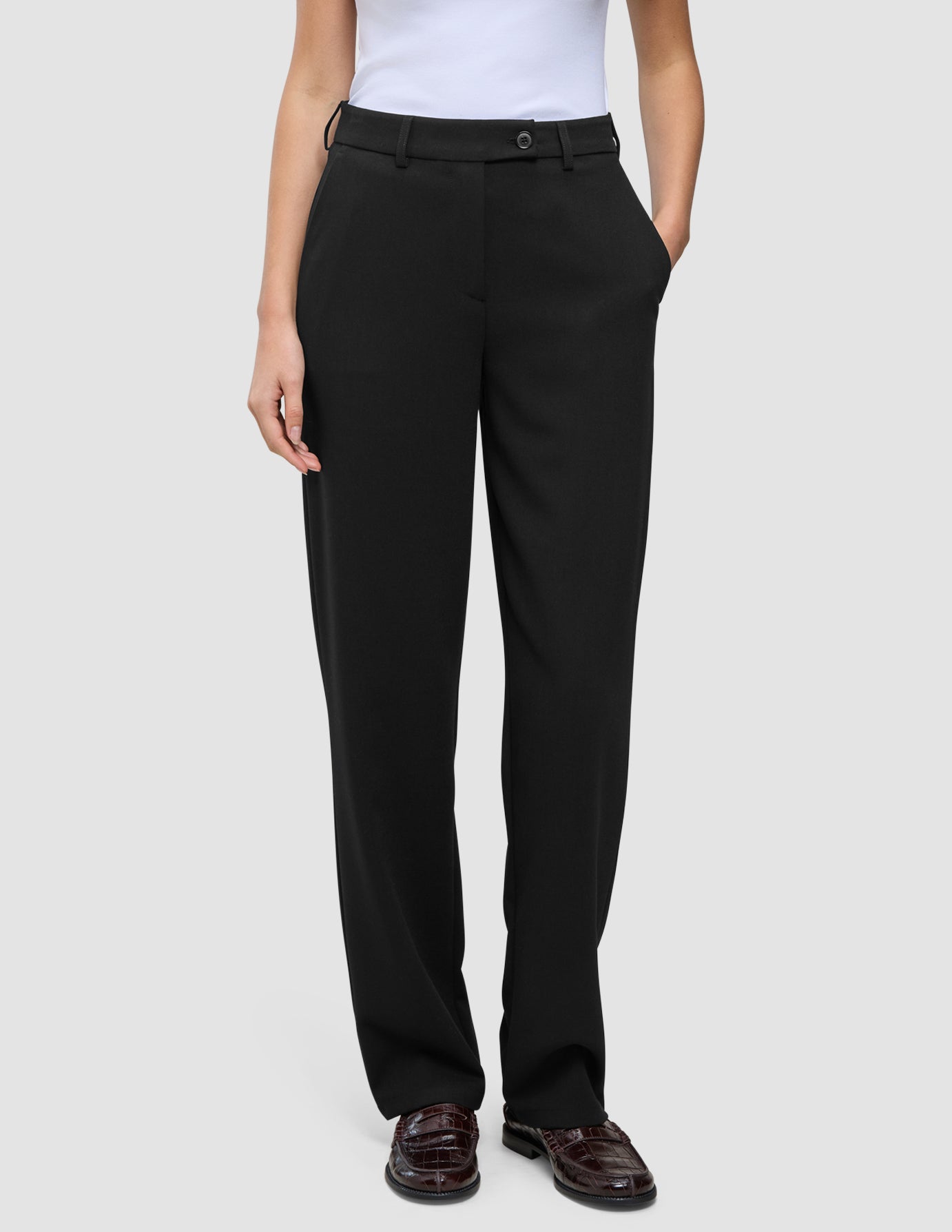 Damenhose GO2 Straight Black aus Doubleface-Material mit geradem Bein, Knopfverschluss und Seitentaschen.