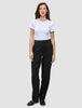 Eine Frau, die ein weißes T-Shirt und eine Women GO2 Pants Straight Black mit geradem Bein trägt.