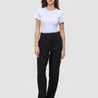 Eine Frau, die ein weißes T-Shirt und eine Women GO2 Pants Straight Black mit geradem Bein trägt.