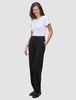 Eine Frau, die ein weißes T-Shirt und eine Women GO2 Pants Straight Black in einem schlichten, skandinavischen Design trägt.