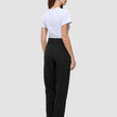 Eine Frau, von hinten gesehen, die ein weißes T-Shirt und eine Women GO2 Pants Straight Black mit hoher Taille und geradem Bein trägt.