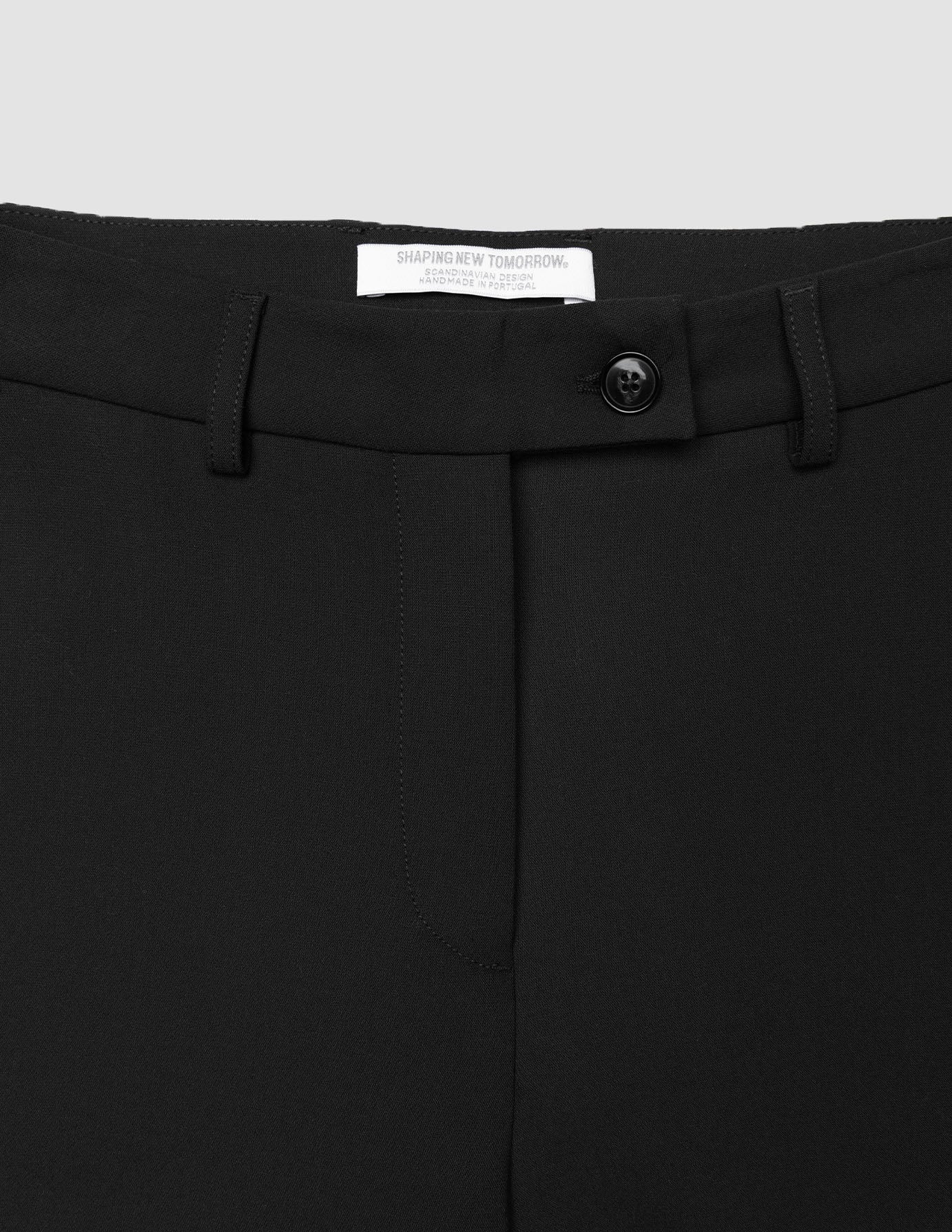 Nahaufnahme des Bunds der Damenhose GO2 Pants Straight Black mit einem Ein-Knopf-Verschluss und Gürtelschlaufen aus Doubleface-Material.