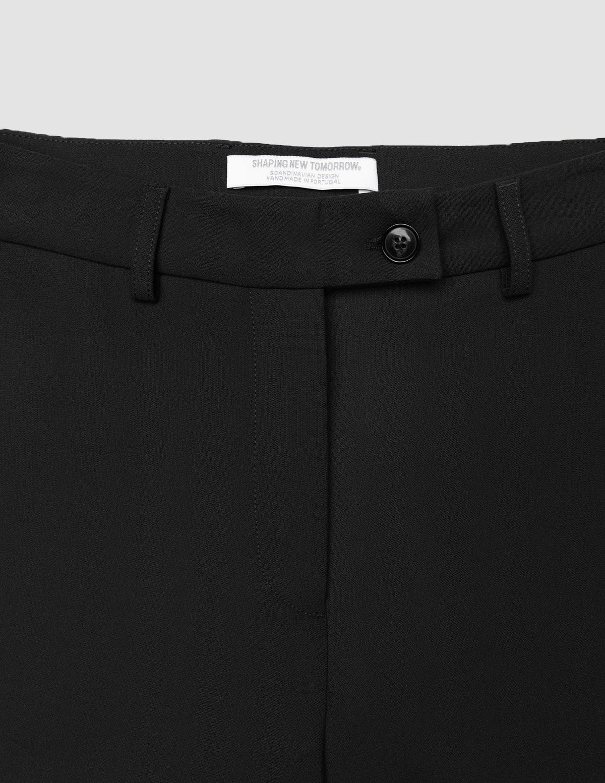 Nahaufnahme des Bunds der Damenhose GO2 Pants Straight Black mit einem Ein-Knopf-Verschluss und Gürtelschlaufen aus Doubleface-Material.