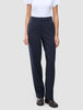 Eine Person trägt ein weißes T-Shirt, das in die Women GO2 Pants Straight Blue Nights mit Knopfverschluss gesteckt ist, dazu dunkelbraune Schuhe im minimalistischen skandinavischen Design.