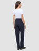 Eine Frau, von hinten gesehen, die ein weißes T-Shirt und eine Women GO2 Pants Straight Blue Nights mit geradem Bein, Gesäßtaschen und Gürtelschlaufen trägt.