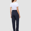 Eine Frau, von hinten gesehen, die ein weißes T-Shirt und eine Women GO2 Pants Straight Blue Nights mit geradem Bein, Gesäßtaschen und Gürtelschlaufen trägt.
